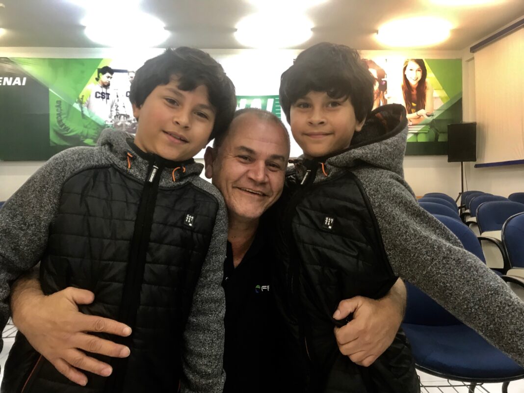 Aos 44 anos, Lindomar encontra nos filhos a inspiração para voltar aos bancos escolares
