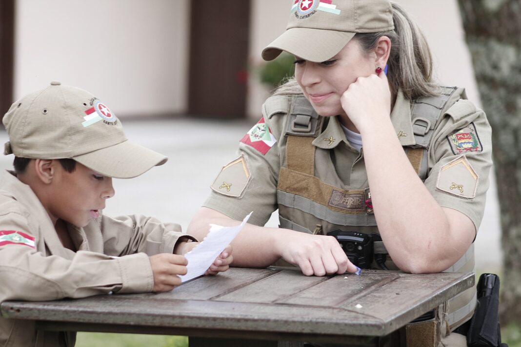 José lucas lê a carta para soldado