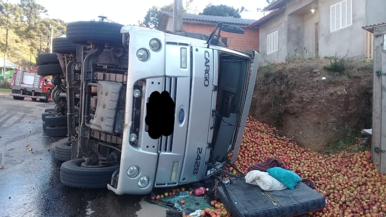 Caminhão carregado com tíner tomba em Andradas - Studio 46