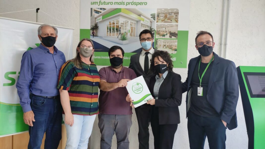 Sicredi firma acordo com Associação Comercial e Industrial