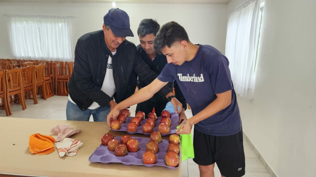 Roberto Luciano e seus filhos Artur e Higor participando do concurso 