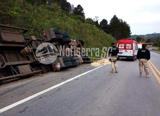 Carreta carregada de milho tomba na BR-282 em Alfredo Wagner; motorista ficou preso às ferragens