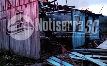 Bombeiros controlam incêndio em residência no Bairro Esquina, em Urubici