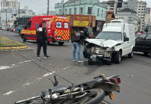 Motociclista de 62 anos fica ferido em colisão com Fiorino no Centro de Lages