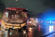 Acidente entre ônibus escolar e dois carros deixa cinco feridos na BR-282, em Lages