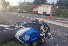 Colisão entre carro e motocicleta deixa dois feridos na BR-282, em Lages
