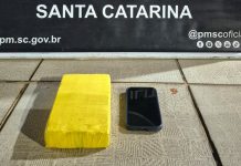 Polícia Militar apreende mais de 1 kg de cocaína escondida em painel de veículo na BR-282, em Lages