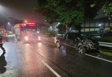 Motorista fica ferido após colidir em veículo estacionado e guard rail no Centro de Lages
