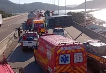 Engavetamento com cinco veículos deixa dois feridos na BR-101, sobre a Ponte Anita Garibaldi