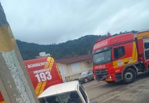 Motorista fica ferido após carro bater contra poste no Centro de Urubici