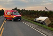 Colisão entre carro e caminhão deixa três pessoas feridas na BR-282, em Bocaina do Sul