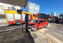 Acidente entre dois carros deixa três pessoas feridas no Centro de Lages