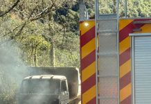 Incêndio destrói cabine de caminhão caçamba em estrada do interior de Urubici