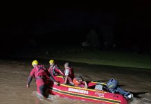 Bombeiros resgatam duas pessoas ilhadas por enxurrada na localidade do Pericó, em São Joaquim