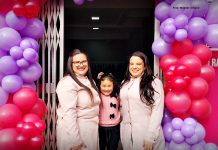 Raichel Hiper inaugura em São Joaquim com produtos de até R$ 15 São Joaquim ganhou uma nova opção no comércio local. A Raichel Hiper inaugurou no sábado, 5 de setembro, no Centro da cidade, trazendo uma proposta voltada à variedade de produtos com preços acessíveis, com itens comercializados por valores de até R$ 15. Localizada na Rua Lauro Müller, nº 67, Sala 01, na antiga sala da AMAP e em frente à Plugar, a loja reúne produtos de diferentes segmentos, buscando oferecer opções para toda a família. Entre os itens disponíveis estão camisetas, baby dolls, brinquedos para meninos e meninas, utensílios domésticos, potes, bacias, formas, bijuterias, chinelos, bonés e acessórios para celulares. A loja também comercializa películas por R$ 10, além de carregadores e fones de ouvido por até R$ 15. Apesar da proposta de trabalhar com produtos de até R$ 15, há opções ainda mais baratas, com mercadorias encontradas por R$ 10, R$ 8, R$ 7 e outros valores, dependendo do produto. Uma das responsáveis pelo empreendimento, Simone Fátima Santos, explica que a ideia surgiu a partir da experiência da família com outra loja e da intenção de ampliar a oferta de produtos populares. “A gente já procurava trazer valores mais acessíveis. Fomos conversando e surgiu a ideia de trabalhar com produtos de até quinze reais. Temos um pouco de cada coisa, é bem variado”, destacou Simone. A proposta também nasceu do desejo de trazer algo diferente para São Joaquim. Segundo Sarine, que participa do empreendimento, transformar a ideia em realidade exigiu planejamento, conversas e viagens para organizar a nova loja. “A gente gostaria de trazer algo diferenciado para São Joaquim, algo acessível. Sentamos, conversamos, decidimos dar esse primeiro passo e tiramos a ideia do papel”, contou. A inauguração representa também mais um investimento no comércio de São Joaquim, com empreendedoras locais apostando em um modelo que combina diversidade de mercadorias e preços populares. A Raichel Hiper já está atendendo na Rua Lauro Muller, no Centro de São Joaquim.