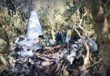 Jornalistas enfrentam horas de caminhada e chegam ao local da queda de helicóptero na Serra Catarinense