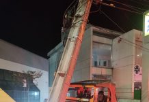Jeep bate contra poste durante a madrugada na Avenida Luís de Camões, em Lages