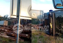 Carreta com carga de toras tomba na SC-390, em São Joaquim; motorista ficou ferido
