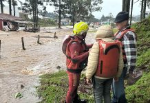 Bombeiros resgatam casal de idosos e cães de residência cercada pela água em Bom Jardim da Serra