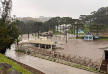 Rio Cascata transborda e provoca alagamentos em Bom Jardim da Serra