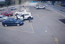 Mulher corre para dentro de supermercado após ser abordada por dois homens em estacionamento de Lages