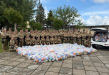 Polícia Militar entrega cestas básicas a famílias atingidas pelas chuvas no Pericó, em São Joaquim