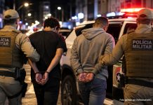 Dois homens são presos em flagrante após roubarem duas idosas no Centro de Lages