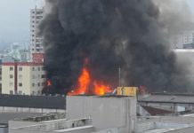 Incêndio de grandes proporções atinge galpão de peças automotivas em São José, na Grande Florianópolis