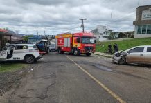 Colisão frontal entre viatura da Polícia Militar e onix deixa três feridos em São Joaquim