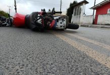 Motociclista morre após acidente envolvendo caminhão carregado com toras em Lages; motorista teria fugido do local