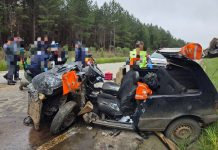 Jovem de 19 anos fica presa às ferragens após colisão entre carro e caminhão na SC-114, em Lages