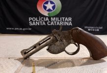 Homem é preso após denúncias de disparos de arma de fogo em praça pública de Correia Pinto