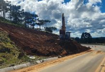 Planaterra realiza retirada de pedras com risco de queda na SC-110, entre o Snow Valley e o Cruzeiro, em São Joaquim