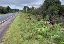 Motorista perde controle de veículo após ser fechado por caminhão e cai em barranco na SC-114, em Lages