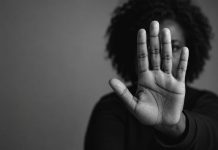 Mulher é condenada por injúria racial praticada contra cuidadora em cidade da Serra